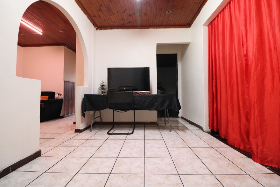 5 Bedroom Property for Sale in Lentegeur Western Cape